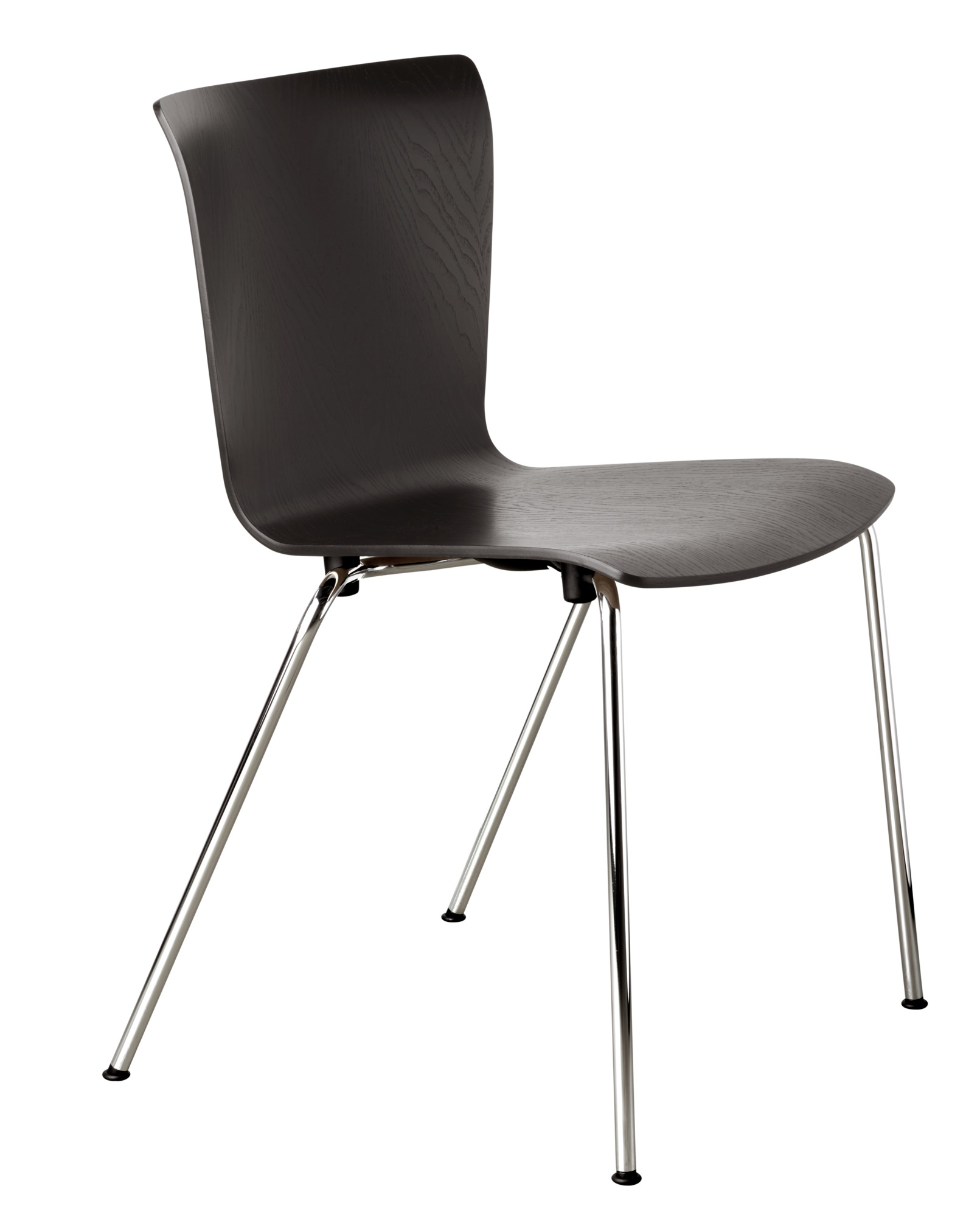 Vico Stuhl von Fritz Hansen mit dunkler Holzschale und verchromtem Stahlgestell, freigestellt.
