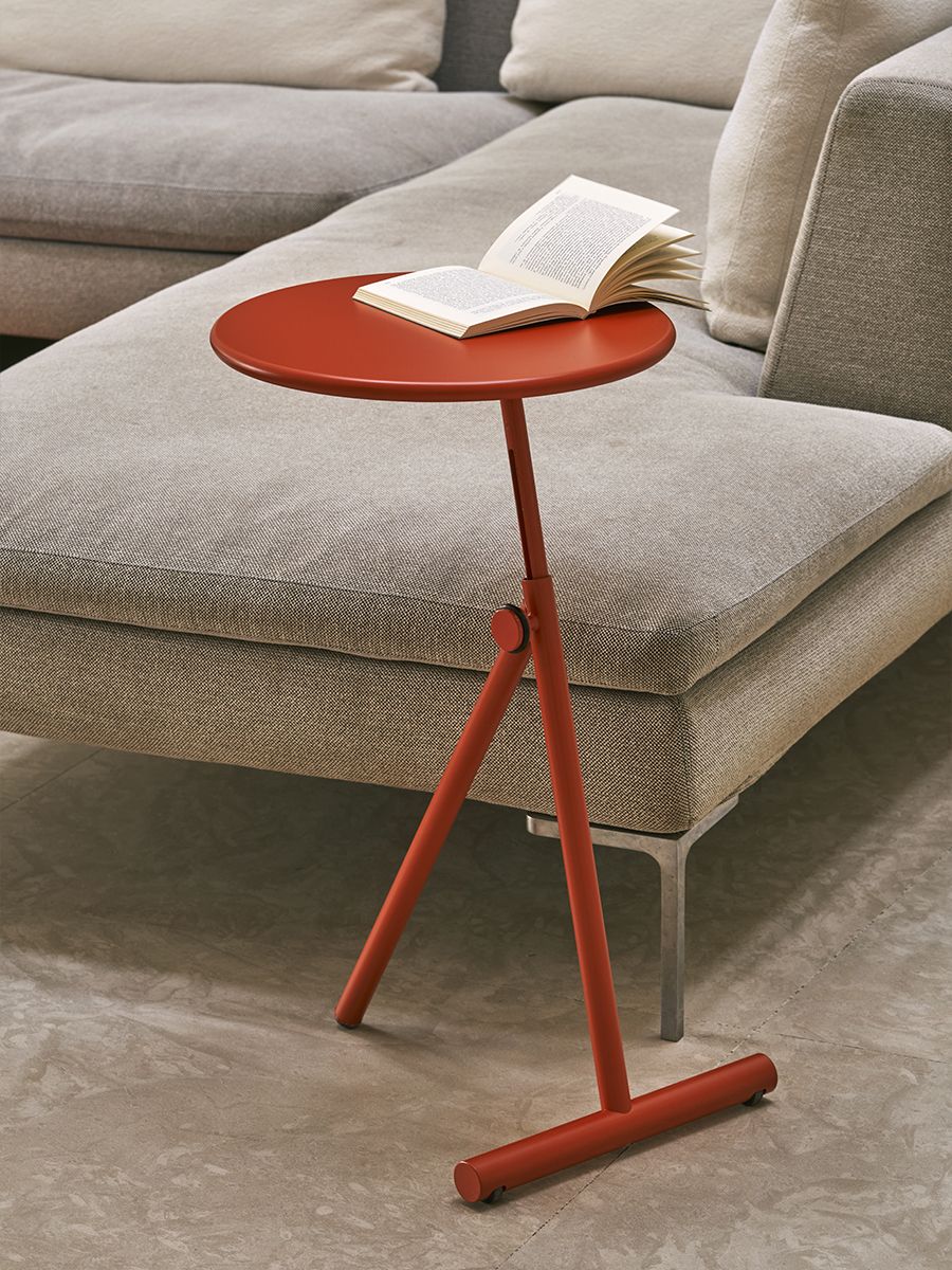 Roter Koji Coffee Table Beistelltisch von Opinion Ciatti mit Buch neben einem Sofa.