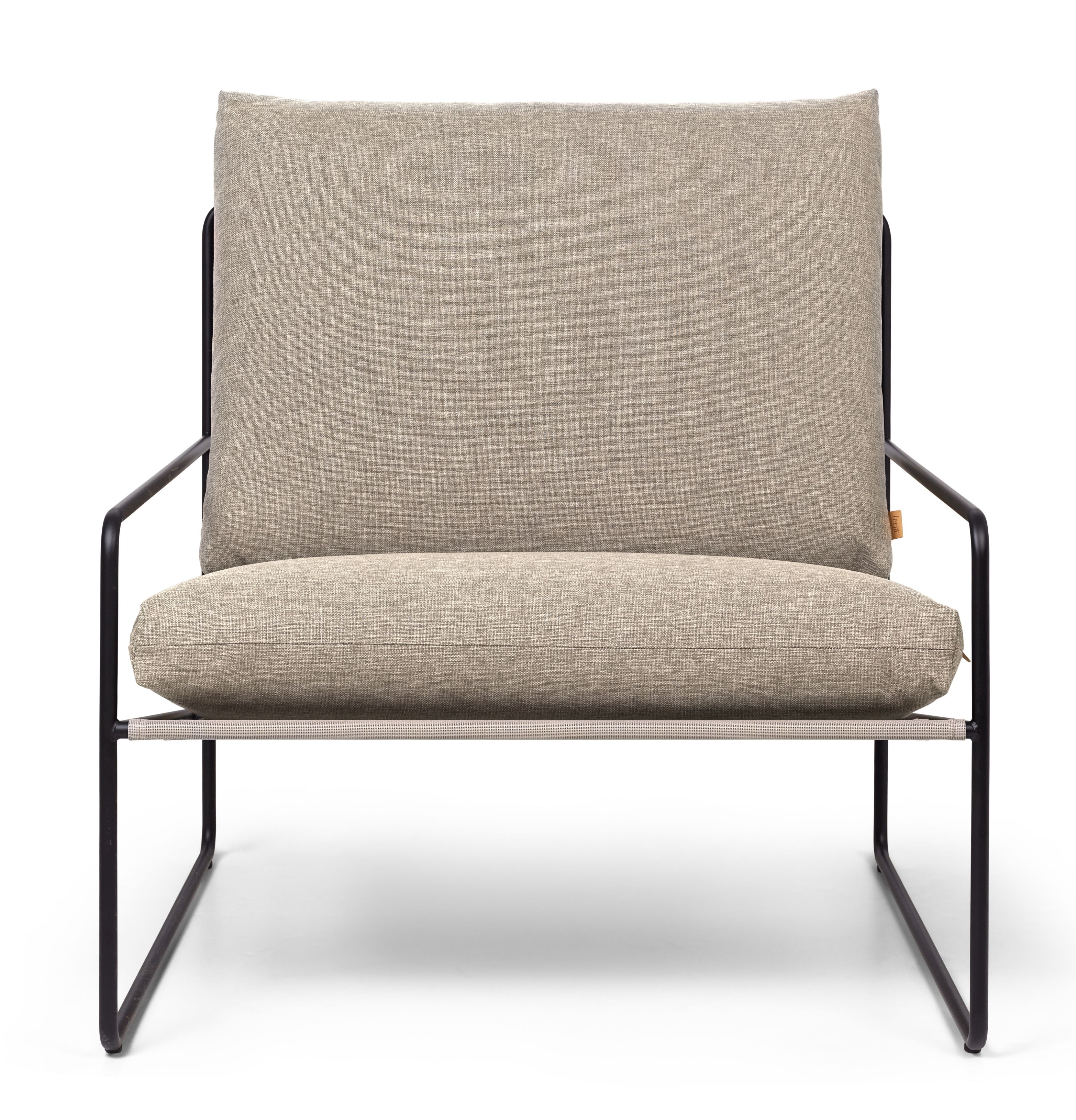 Desert Sessel von Ferm Living: Outdoor Sessel mit schwarzem Gestell und beigen Kissen.