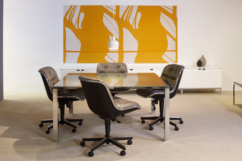 Pollock Executive Drehstühle von Knoll International um einen Konferenztisch mit Glasplatte.