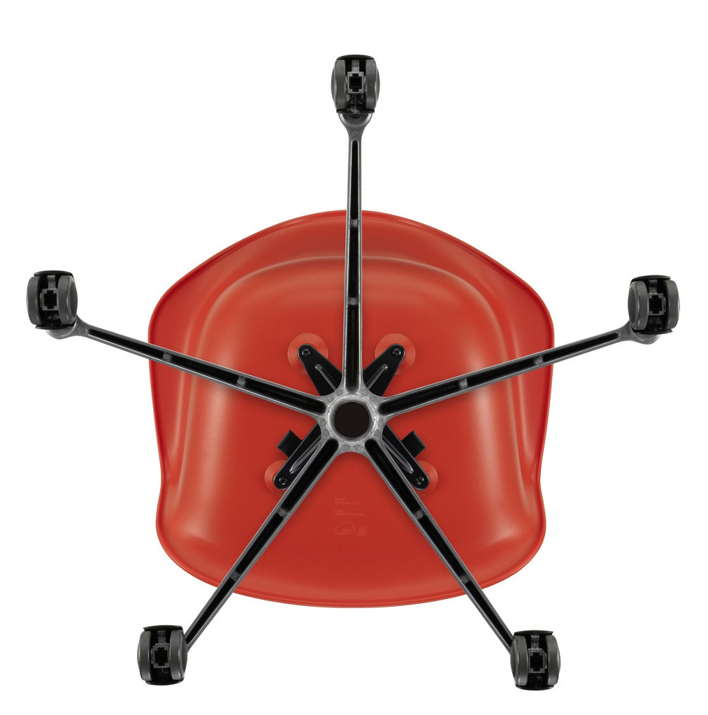 Ansicht von unten: Roter Eames Plastic Arm Chair PACC Stuhl von Vitra mit Rollenfußkreuz.