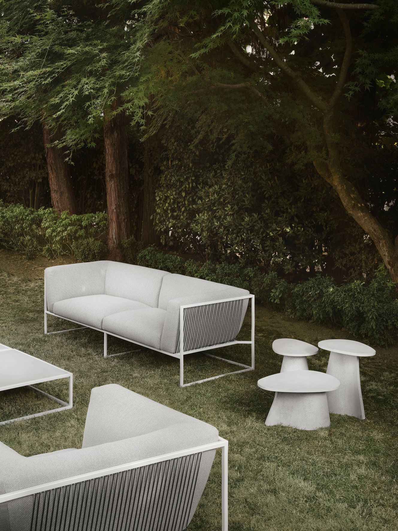 Fossil Beistelltisch von MDF Italia im Garten, moderne Gartentische aus Beton und Lounge-Möbel.