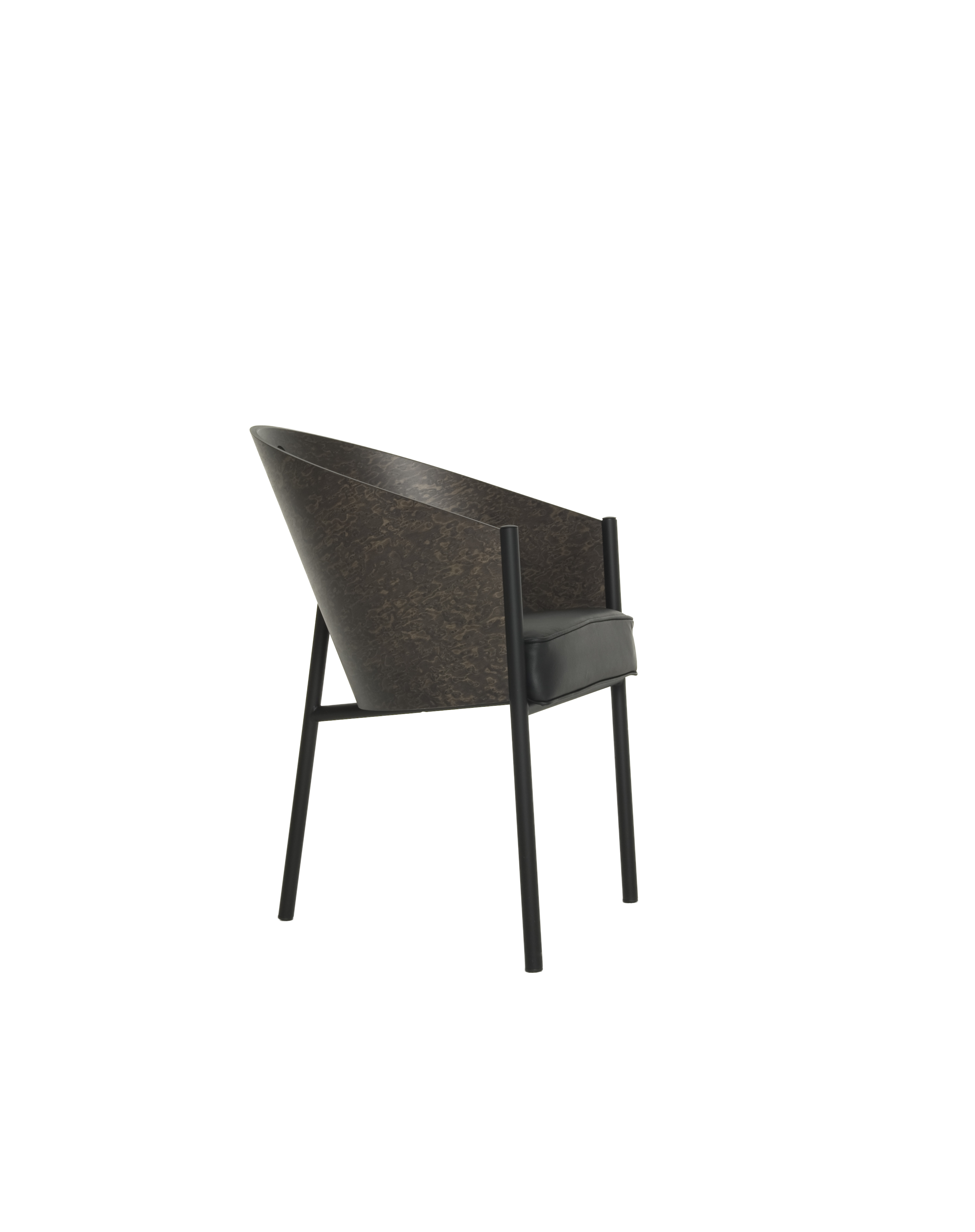 Moderner Sessel mit dunklem Holzfurnier, schwarzen Metallbeinen und schwarzem Lederkissen, Seitenansicht.