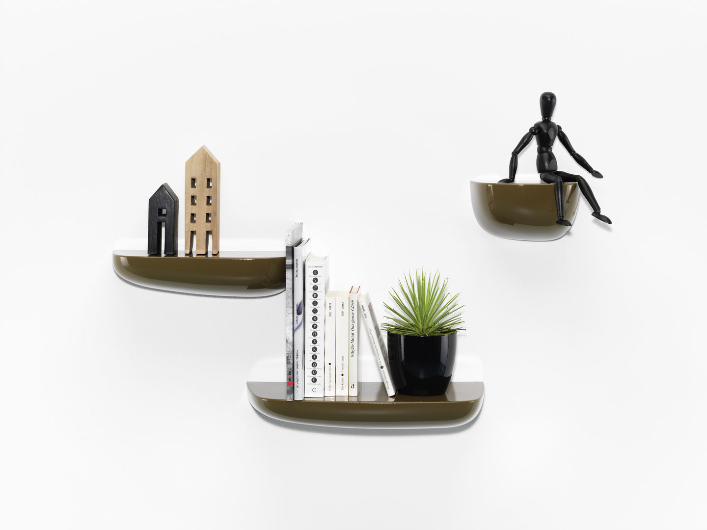 Vitra Corniches Wandboard Large in Khaki mit Dekoration an einer weißen Wand.