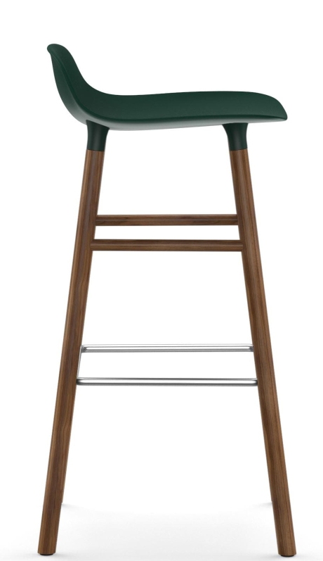 Normann Copenhagen Form Barhocker H75 cm aus Holz, Sitzfläche dunkelgrün, Fußstütze aus Metall.