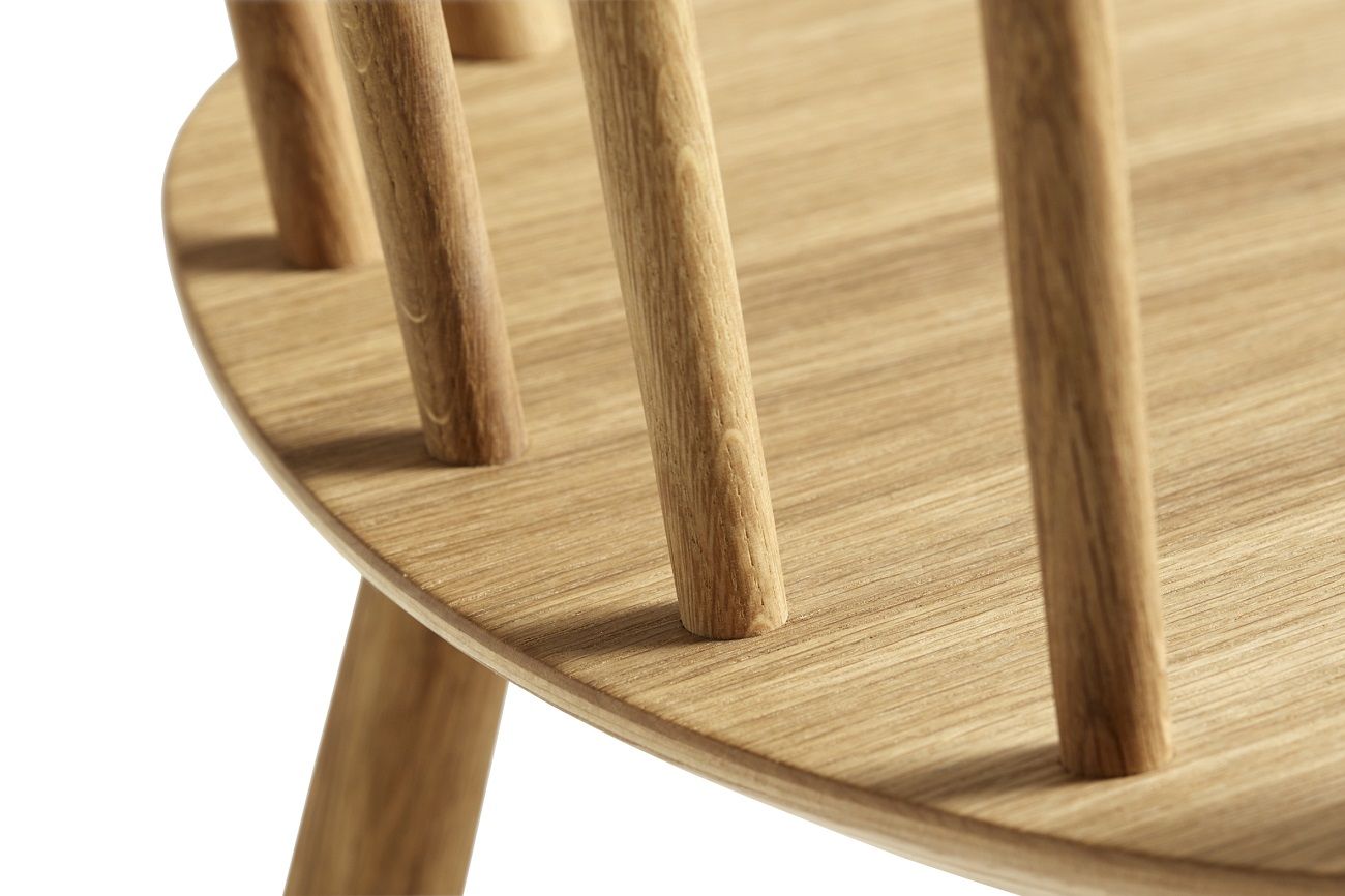 Detailaufnahme des J41 Stuhls von Hay: Sitzfläche und Rückenlehne aus hellem Holz.