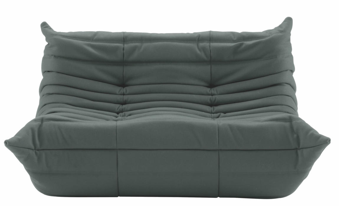 Graues Togo 2-Sitzer Sofa von ligne roset, modernes Design Polstersofa für Wohnzimmer und Lounge.