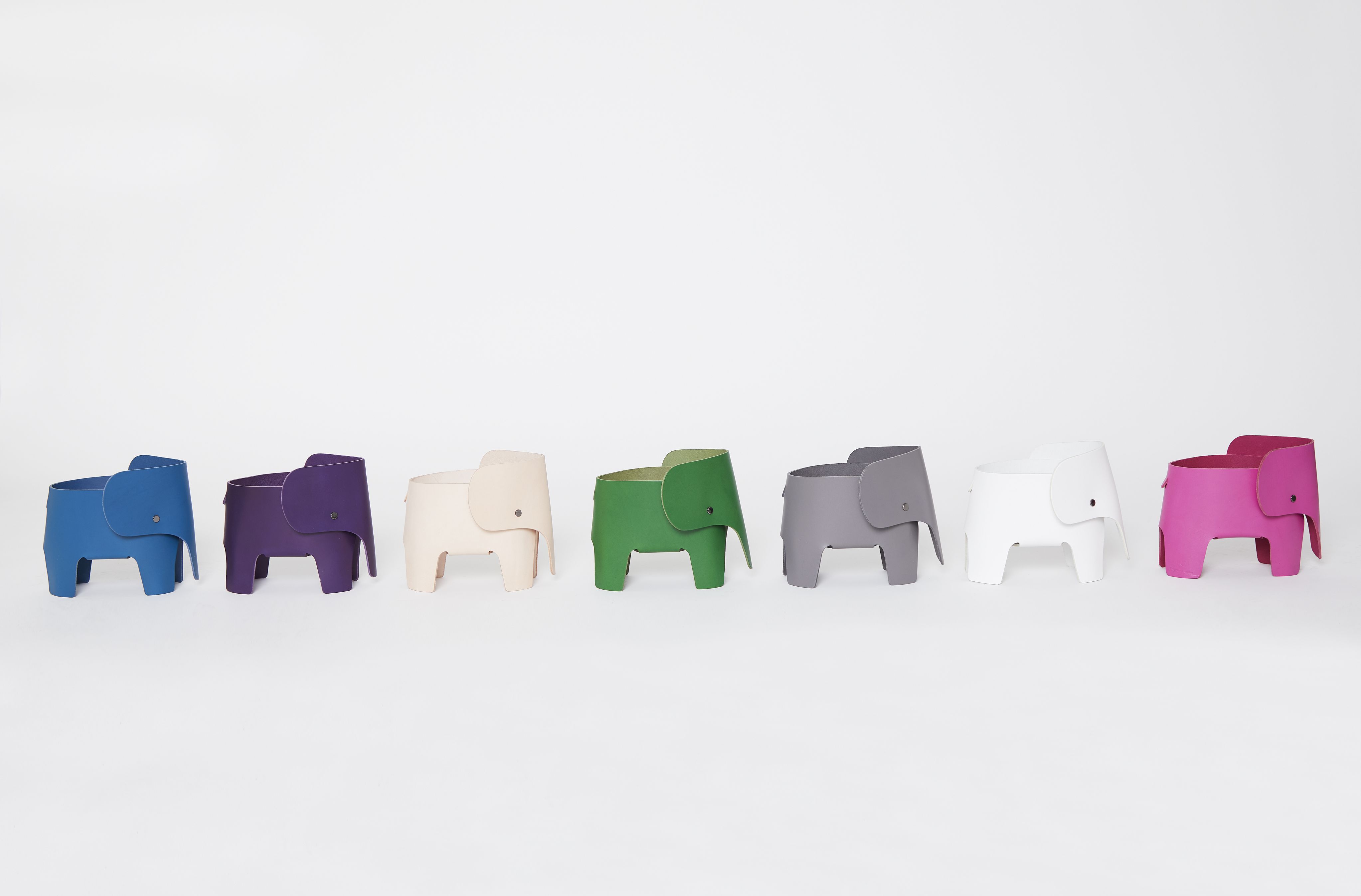 Reihe von farbigen Elephant Tischleuchten von EO Denmark auf weißem Hintergrund.