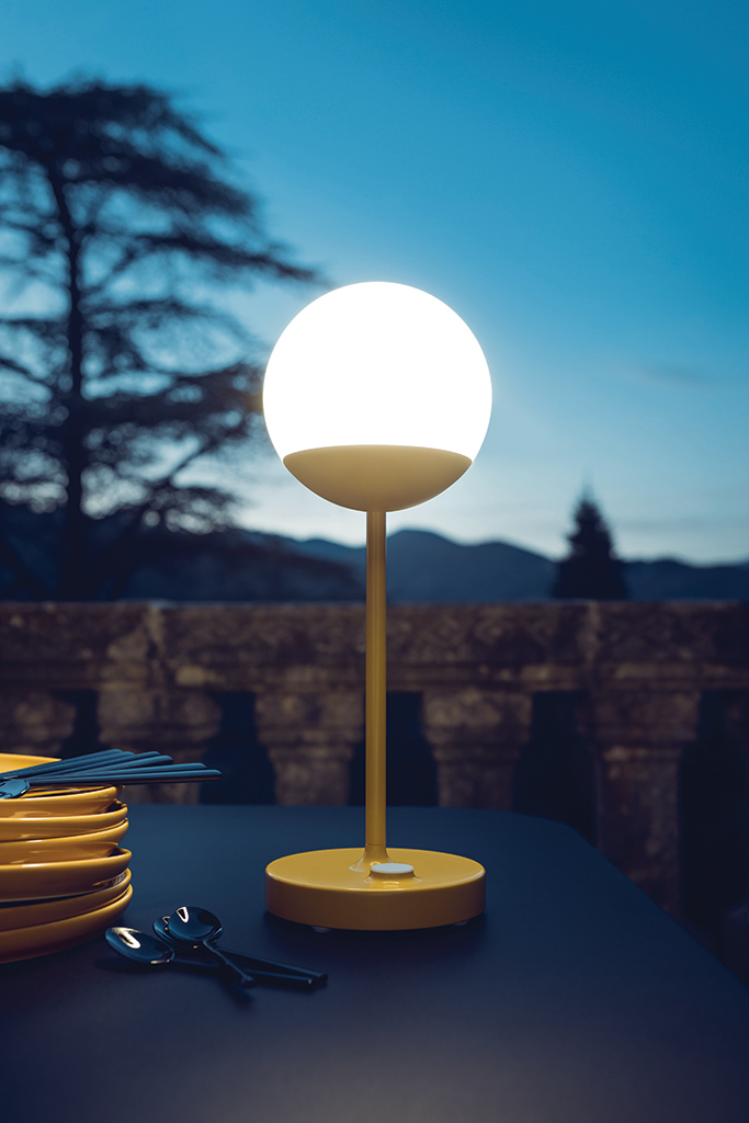 Mooon Tischleuchte in Acapulcoblau von Fermob: Moderne LED-Leuchte für den Außenbereich und Innenbereich.