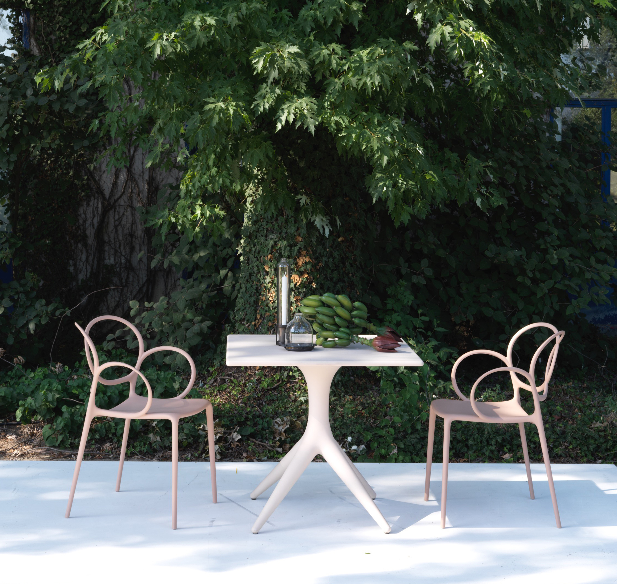 Sissi Armlehnstuhl von Driade im Outdoor-Bereich. Design Gartenstuhl mit Armlehne in Rosa.