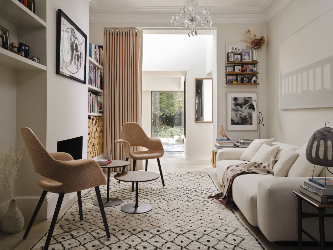 Wohnzimmer-Szene mit zwei Organic Conference Stühlen von Vitra, bezogen mit Kvadrat Ria Stoff.