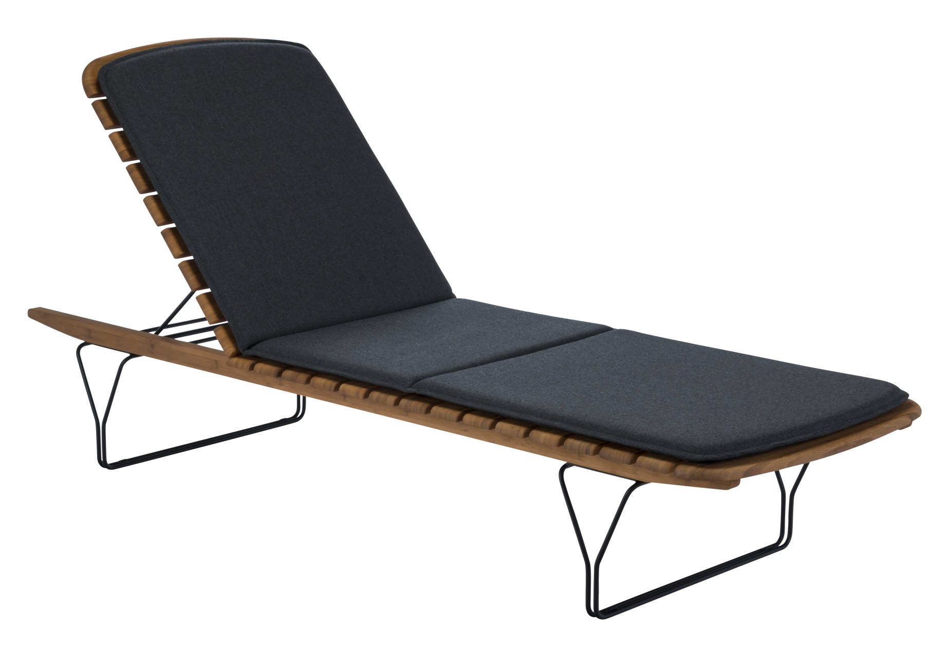 Houe Sonnenliege mit Molo Outdoor Kissen, graue Polsterauflage auf Holzliege mit schwarzem Metallgestell.