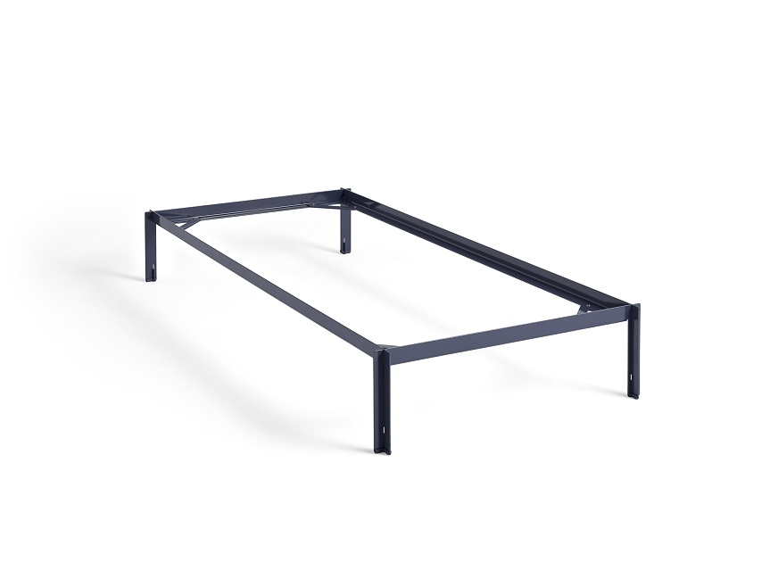 Metallbettgestell des Connect Bed von Hay, modernes Design für Schlafzimmer, ohne Lattenrost.