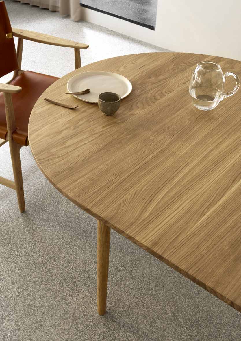 Detailaufnahme des Borge Mogensen Esstischs von Carl Hansen & Søn aus geseifter Eiche.