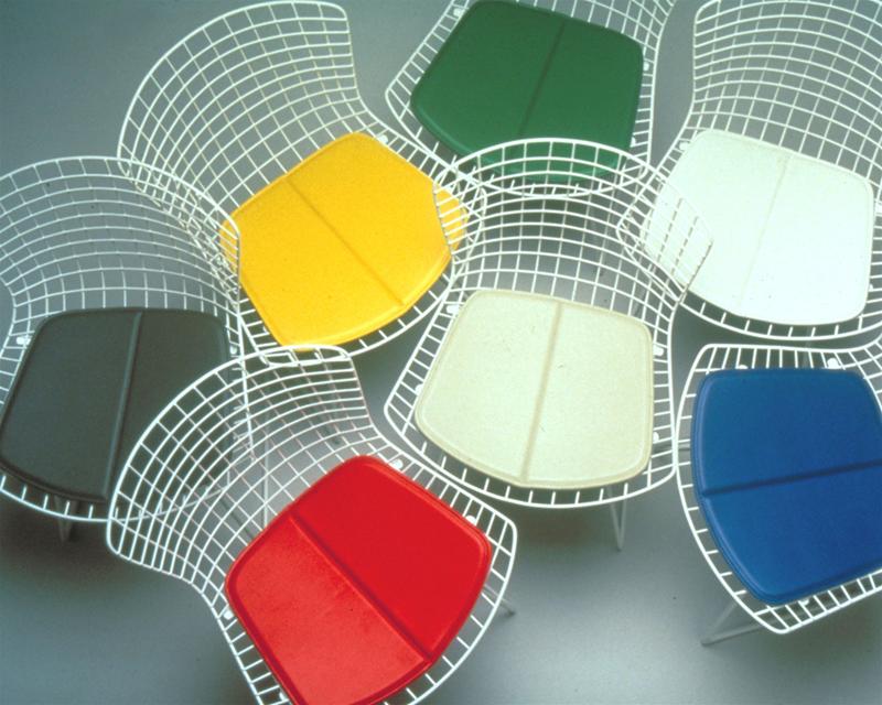 Bertoia Stühle von Knoll International, Drahtstühle mit farbigen Sitzkissen in Gelb, Grün, Weiß, Schwarz, Rot und Blau.