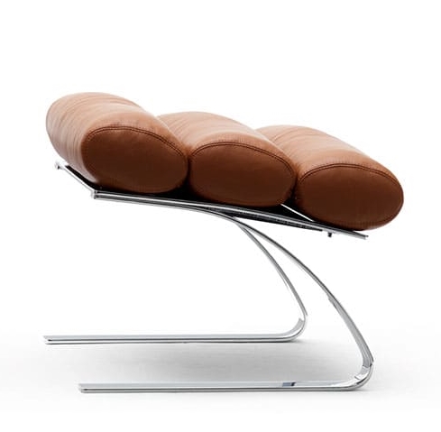 Brauner Cor Hocker mit Lederpolster und verchromtem Stahlgestell, Seitenansicht. Moderner Design Hocker.