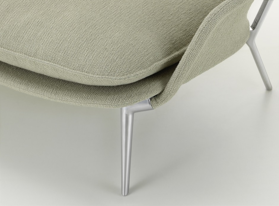 Detailaufnahme vom Slow Sofa von Vitra mit hellgrünem Stoffbezug und silbernen Metallbeinen.