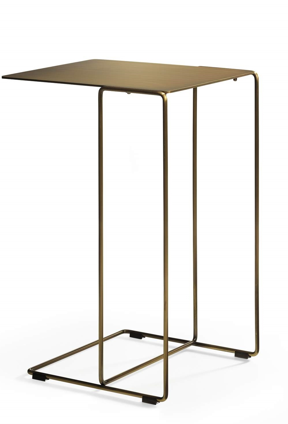 Oki Beistelltisch von Walter Knoll, quadratische Tischplatte und filigranes Metallgestell in Goldoptik.