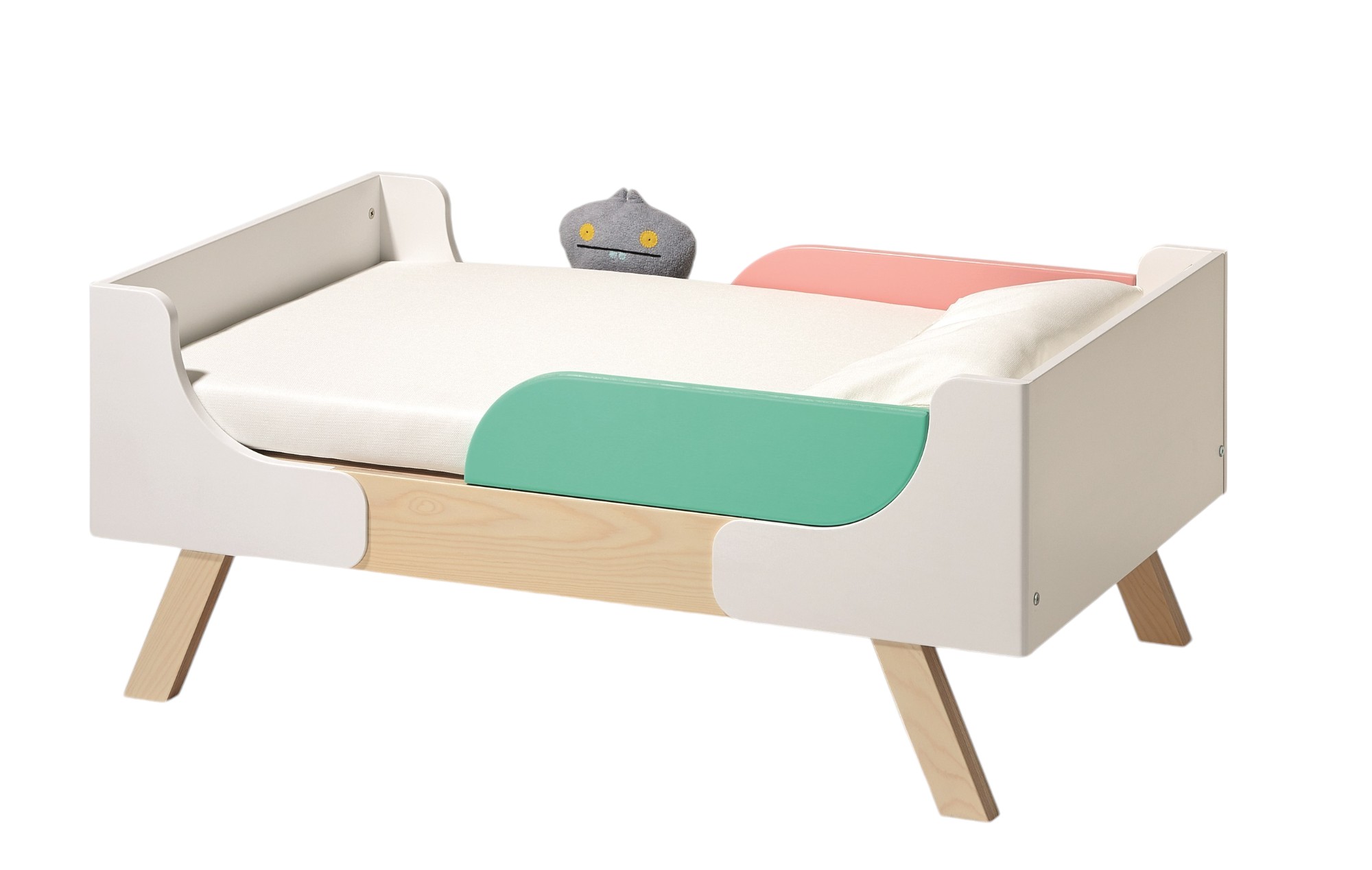 Rausfallschutz für Babybett von Famille Garage, Richard Lampert. Kinderbett mit mintfarbenem und rosafarbenem Schutz.