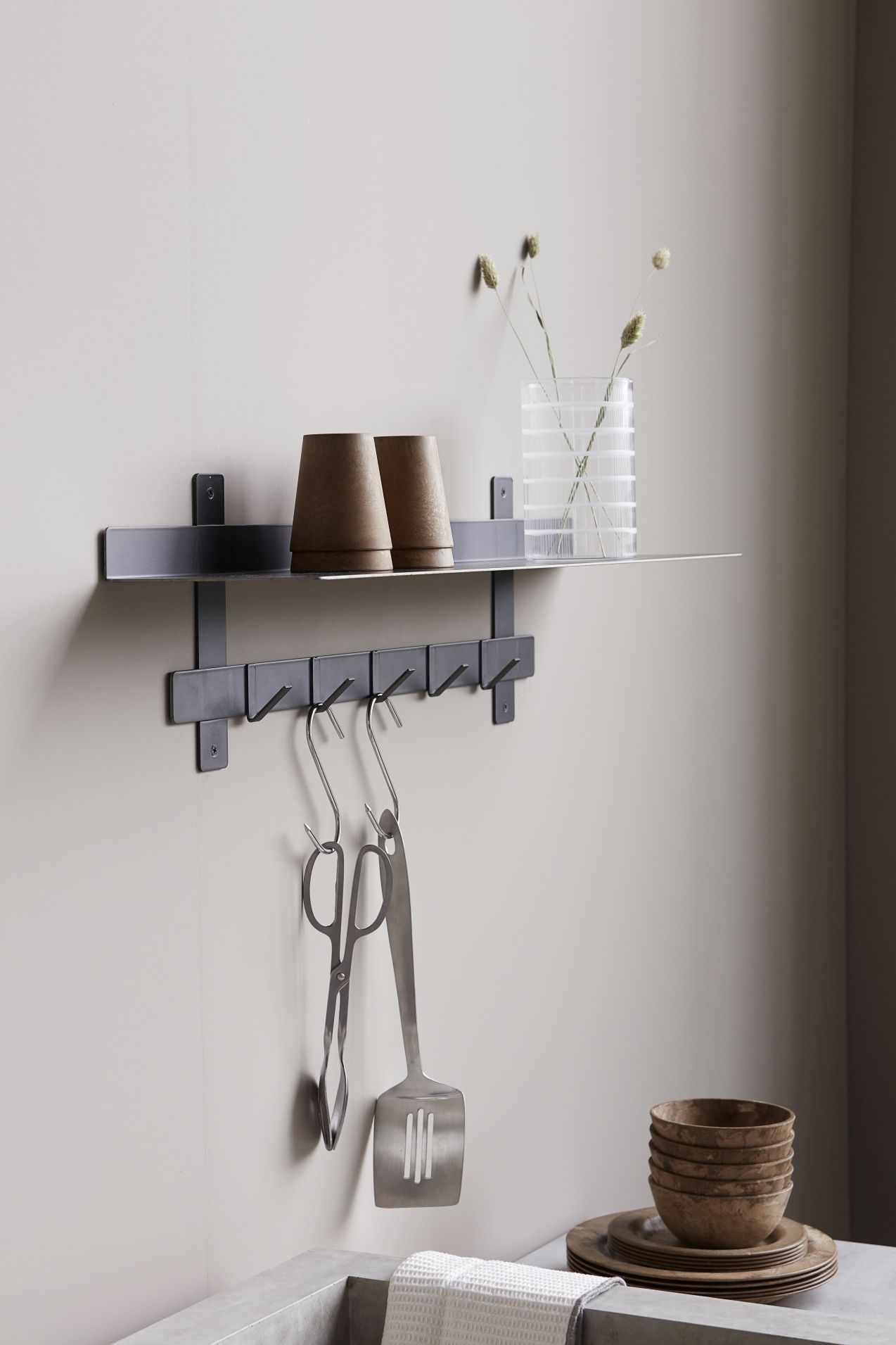 Modernes Wandregal mit Haken von House Doctor, ideal für Küchenutensilien und Dekoration.