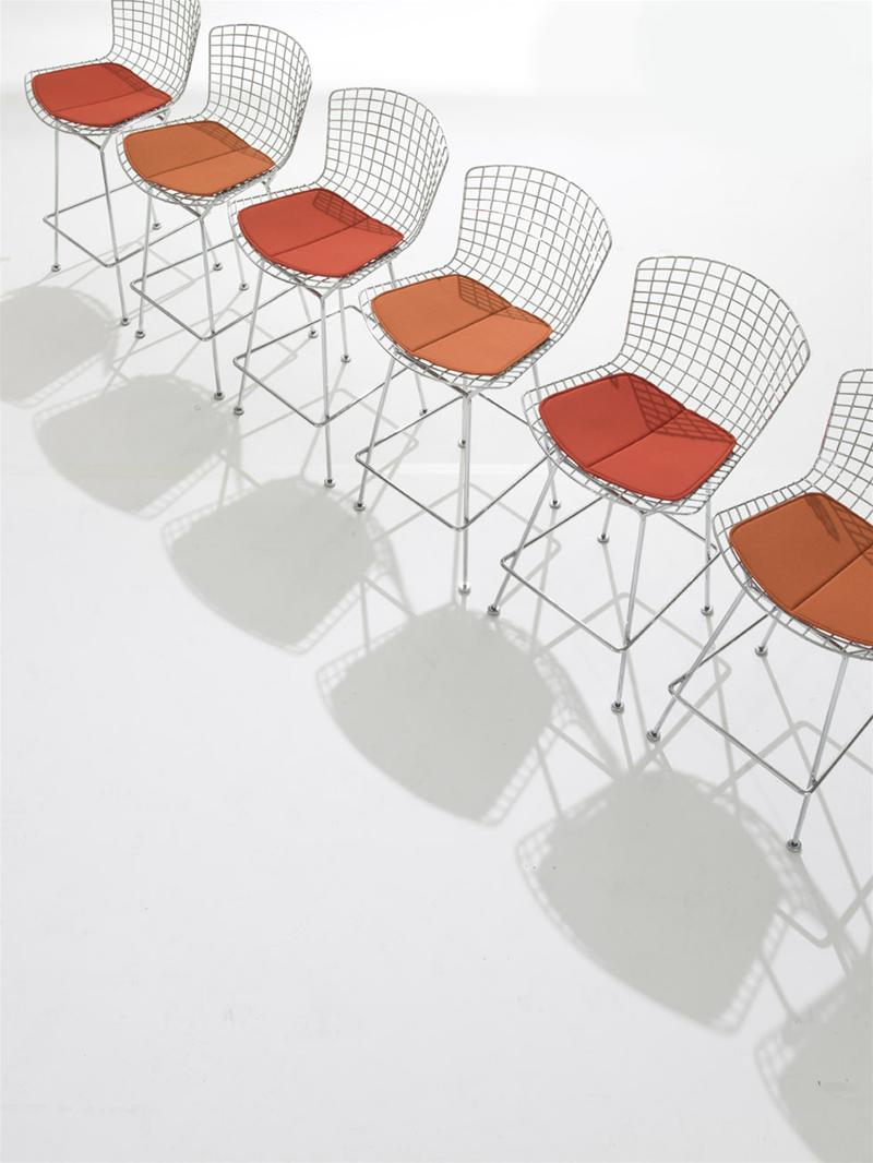 Reihe von Bertoia Barhockern mit orangefarbenen Sitzkissen, moderner Design-Barstuhl für Küche oder Bar.