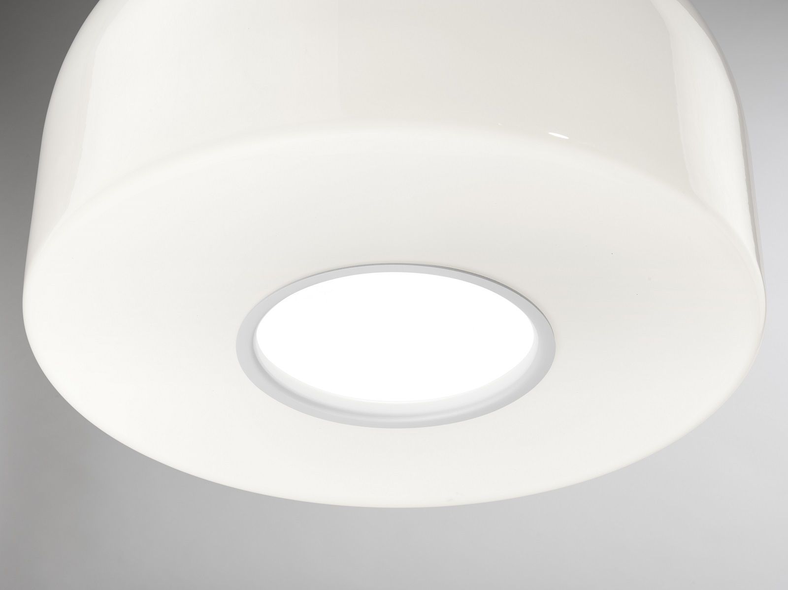 Detailaufnahme der Bellhop Glas Pendelleuchte von Flos, weiße Hängelampe mit runder Form.