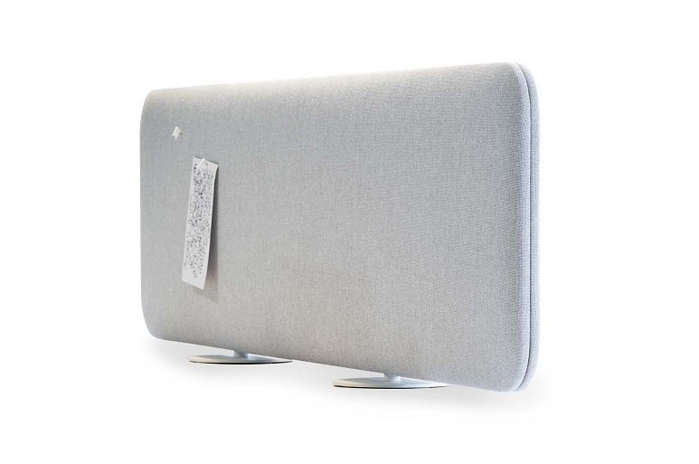 Graues Pillow Desk Akustikelement von Cascando zur Schallabsorption im Büro, mit Standfüßen.