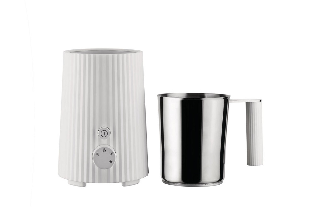 Alessi Plissé Milchaufschäumer MDL13 B: Weißes Gehäuse und Edelstahl-Kanne für perfekten Milchschaum.