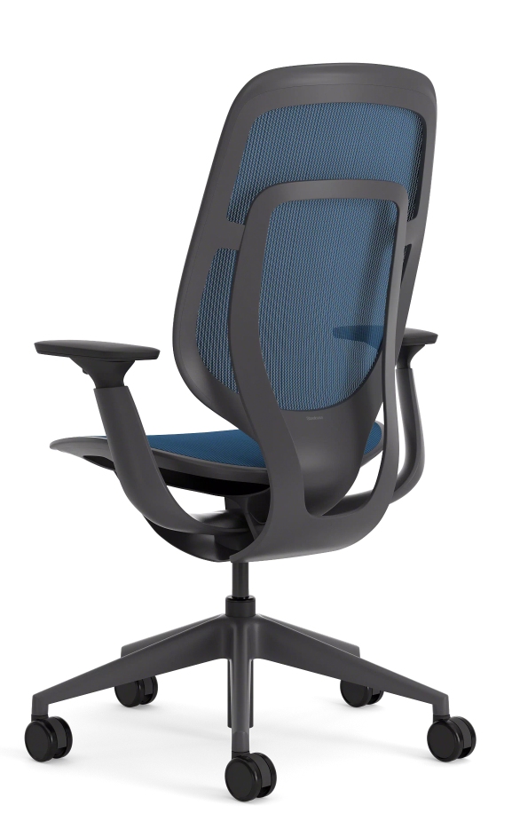 Rückansicht des Steelcase Karman Bürodrehstuhls mit blauer Netzrückenlehne und verstellbaren Armlehnen.