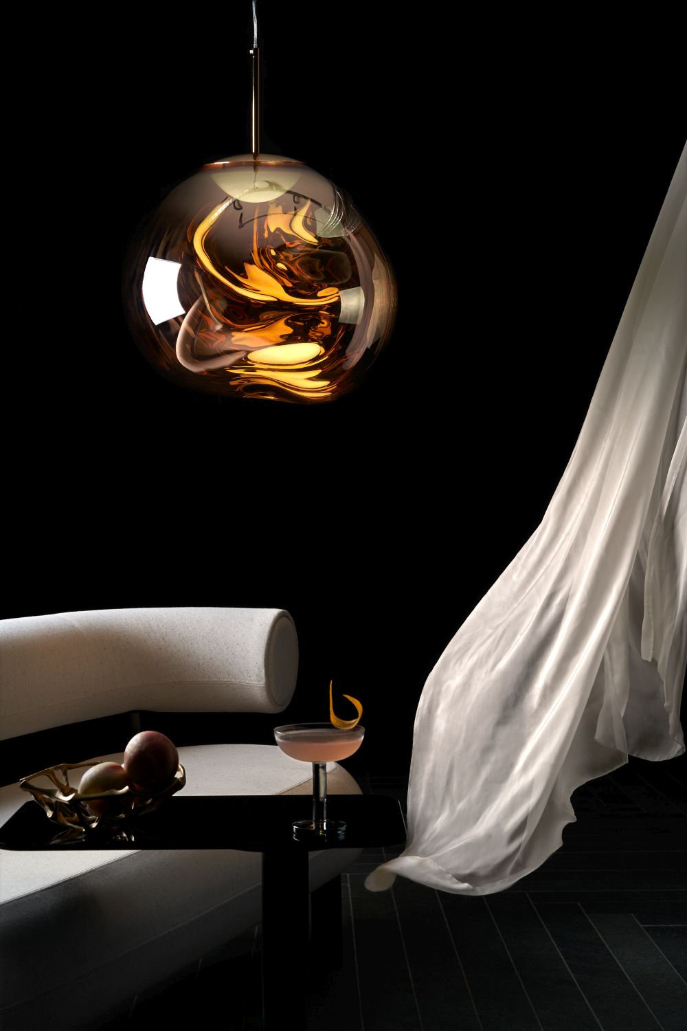 Goldene Melt LED Hängeleuchte von Tom Dixon, modernes Design für Wohnzimmer und Esszimmer.