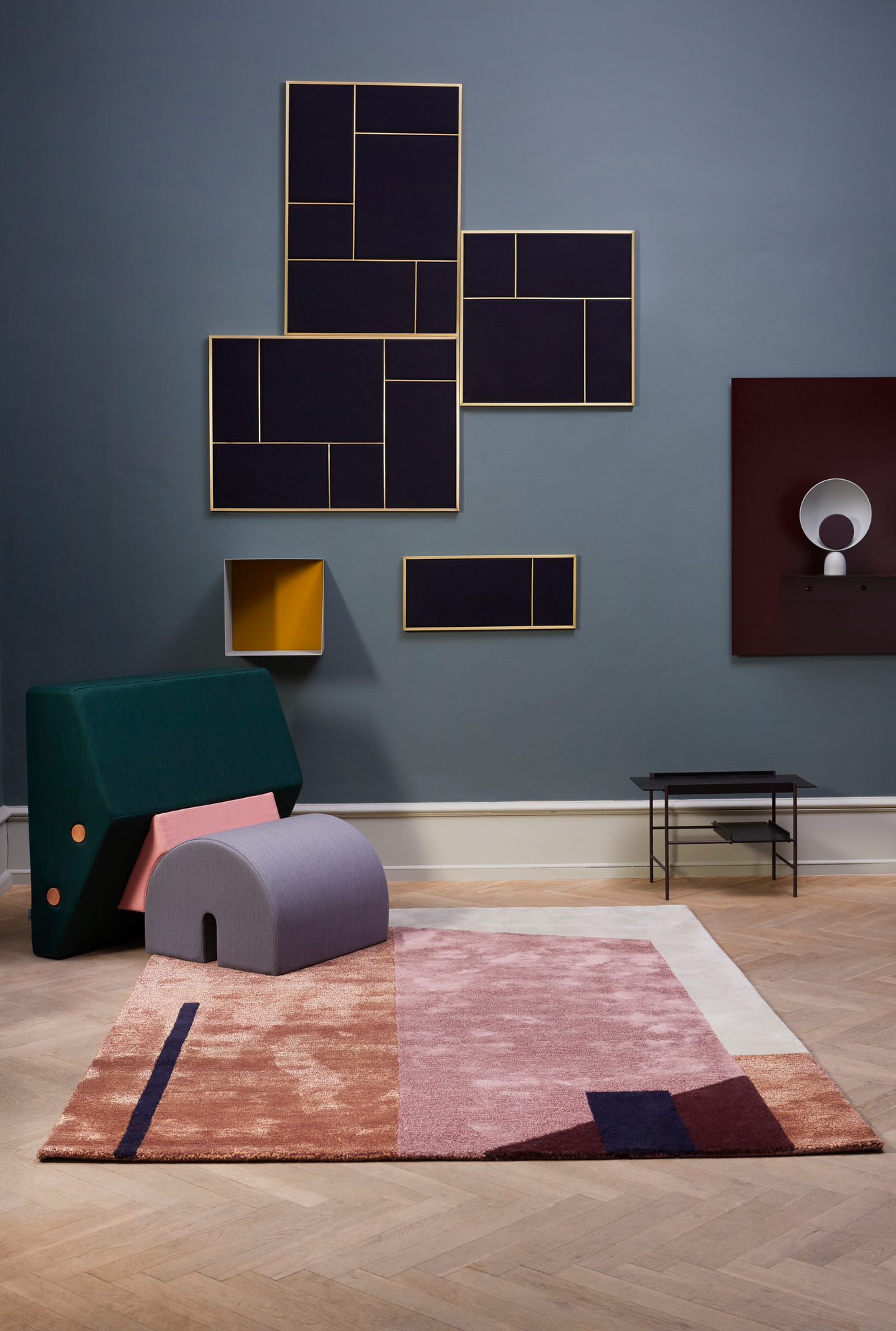 Arqui Teppich 240x170 von Please wait to be Seated im modernen Wohnzimmer mit geometrischen Mustern.