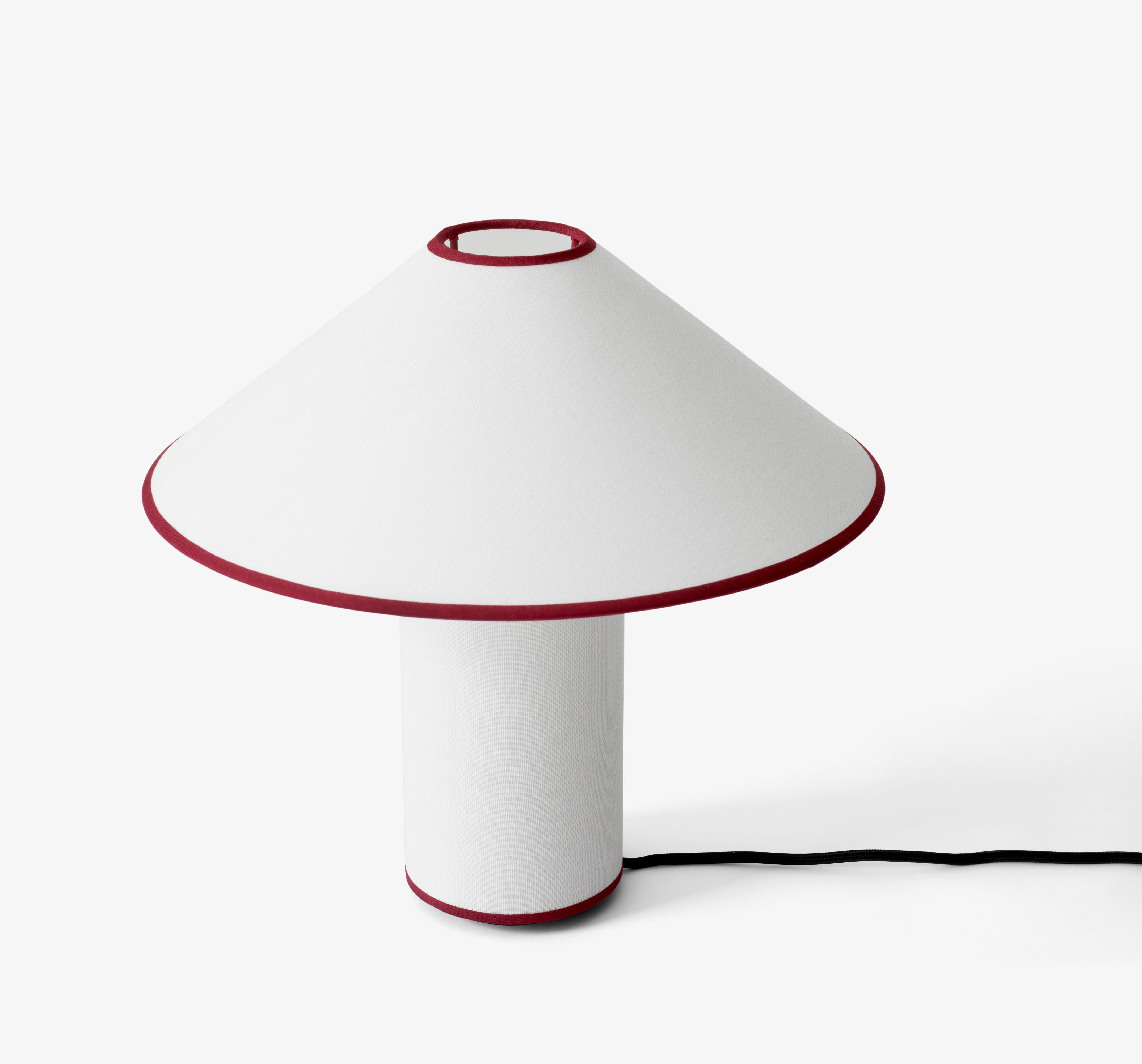 AndTradition Colette ATD6 Tischleuchte in Weiß mit rotem Rand, moderne Pilzlampe für Nachttisch oder Schreibtisch.