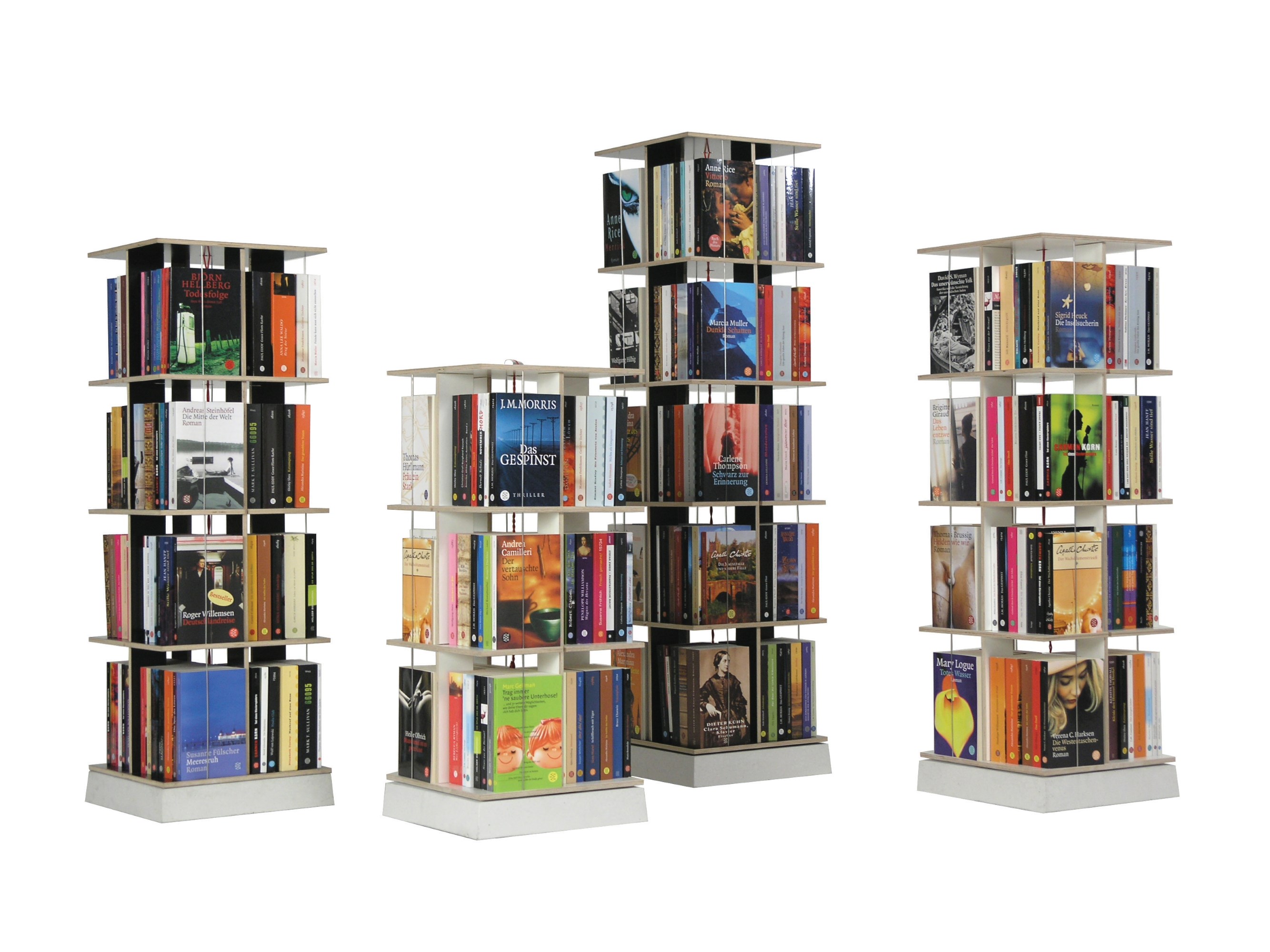 Nils Holger Moormann Buchstabler: Drei moderne, freistehende Bücherregale in Turmform, gefüllt mit Büchern und DVDs.