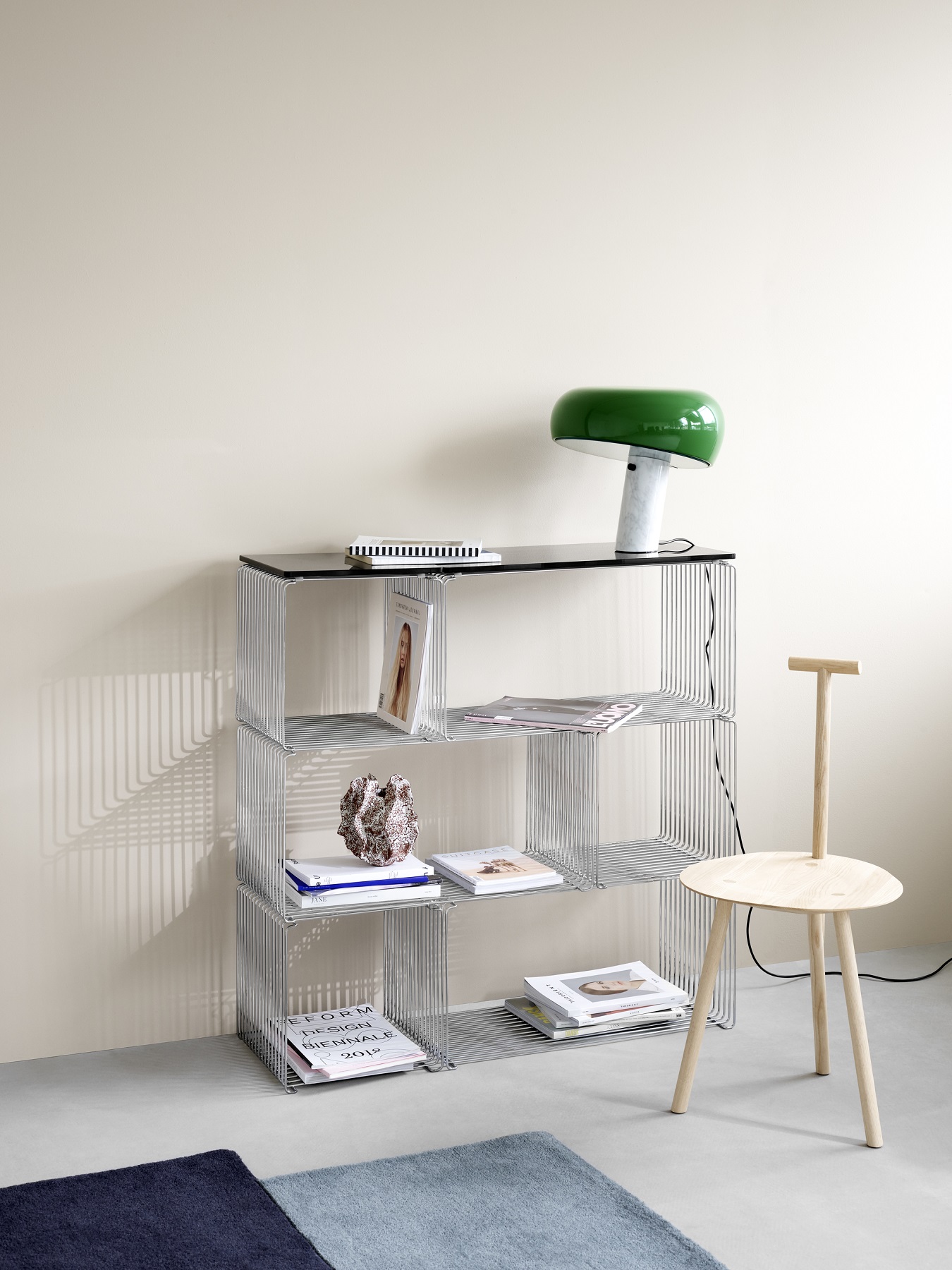 Panton Wire Regal von Montana, silbernes modulares Regalsystem mit Deko-Objekten und Lampe im Wohnraum.