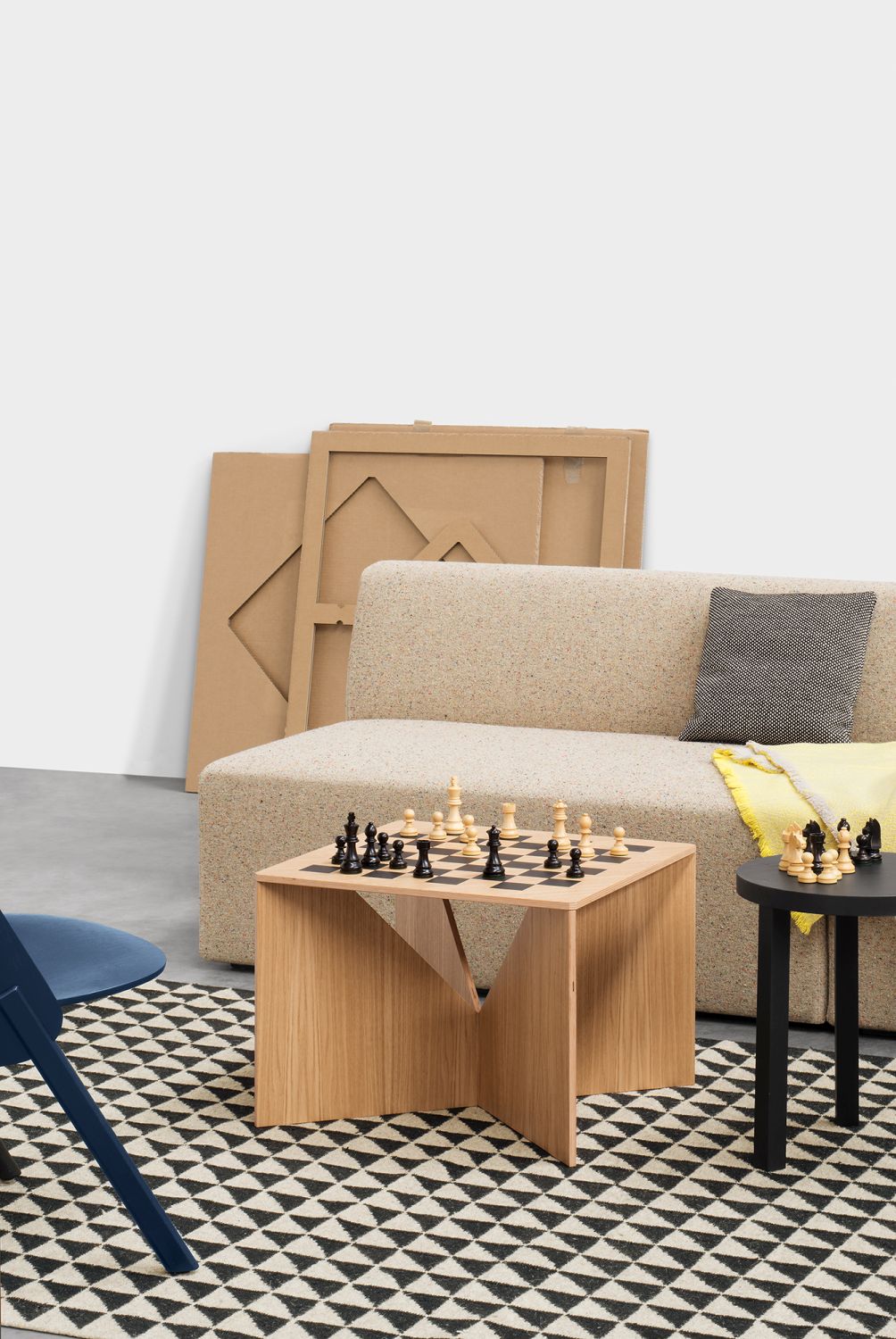 FK04 Calvert Couchtisch von e15 aus Eiche mit Schachbrettmuster und Schachfiguren im Wohnzimmer.