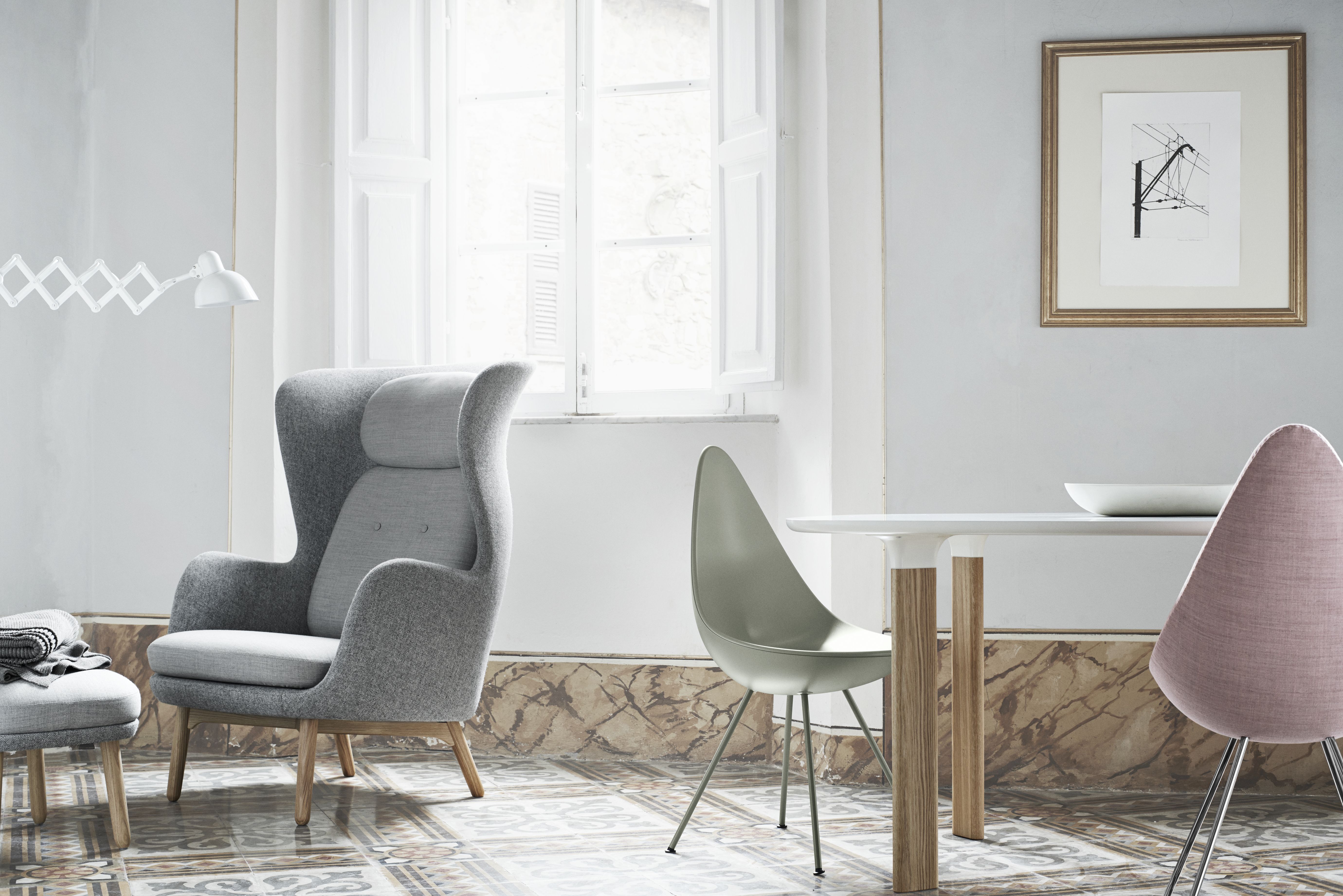 Grauer Ro Sessel von Fritz Hansen mit Holzbeinen in einem hellen Raum. Designermöbel für Wohnzimmer.