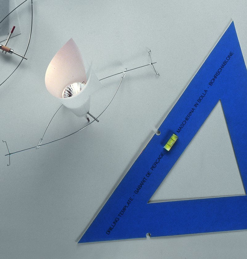 BAKARÚ Lichtelement von Ingo Maurer neben einer blauen Bohrschablone. Design Lampe für Wohnraum.