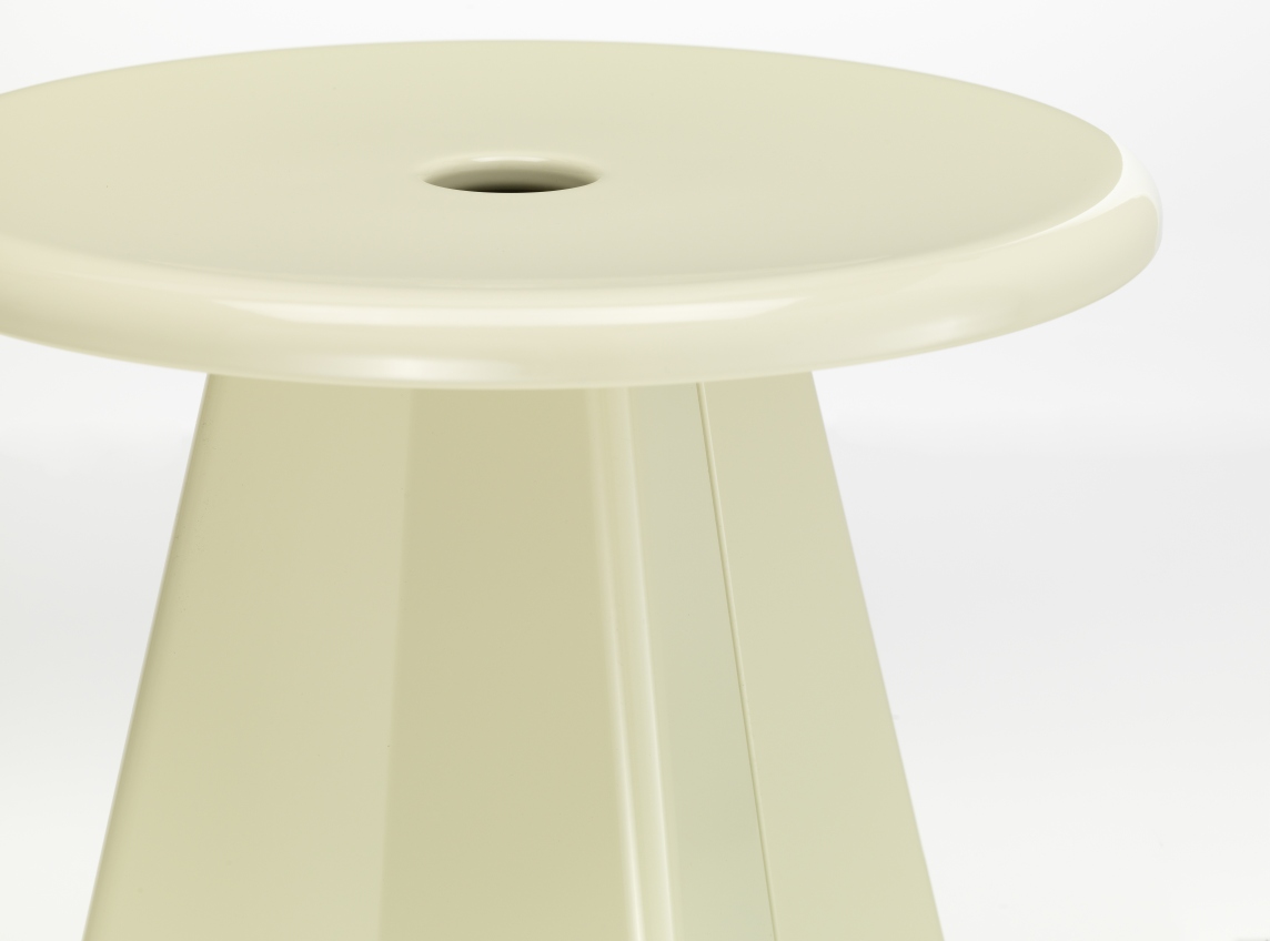 Detailaufnahme des Vitra Tabouret Métallique Hockers in Beige, ein moderner Metallhocker für stilvolles Wohnen.