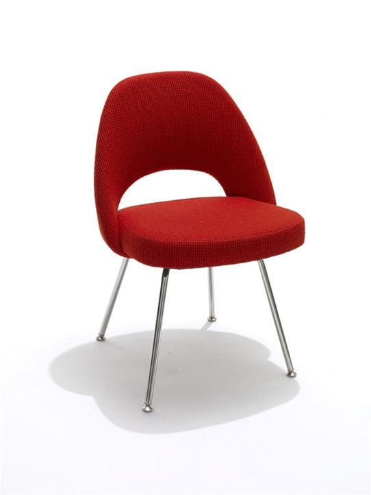 Saarinen Conference Chair von Knoll International, roter Konferenzstuhl mit verchromten Beinen auf weißem Hintergrund.