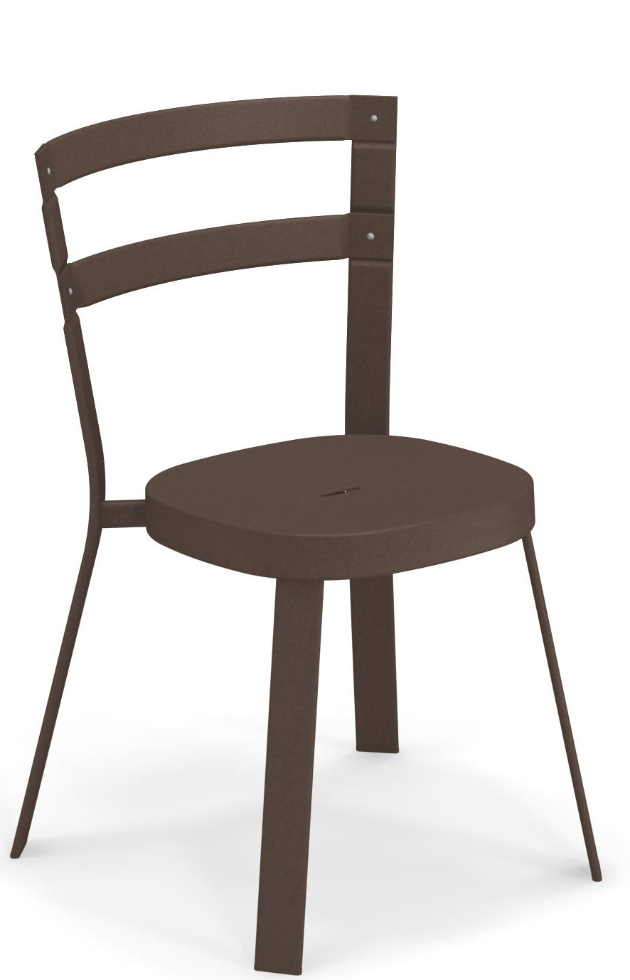Thor Chair von Emu, brauner Outdoor-Stuhl mit Lattenmuster im Rücken und minimalistischem Design.