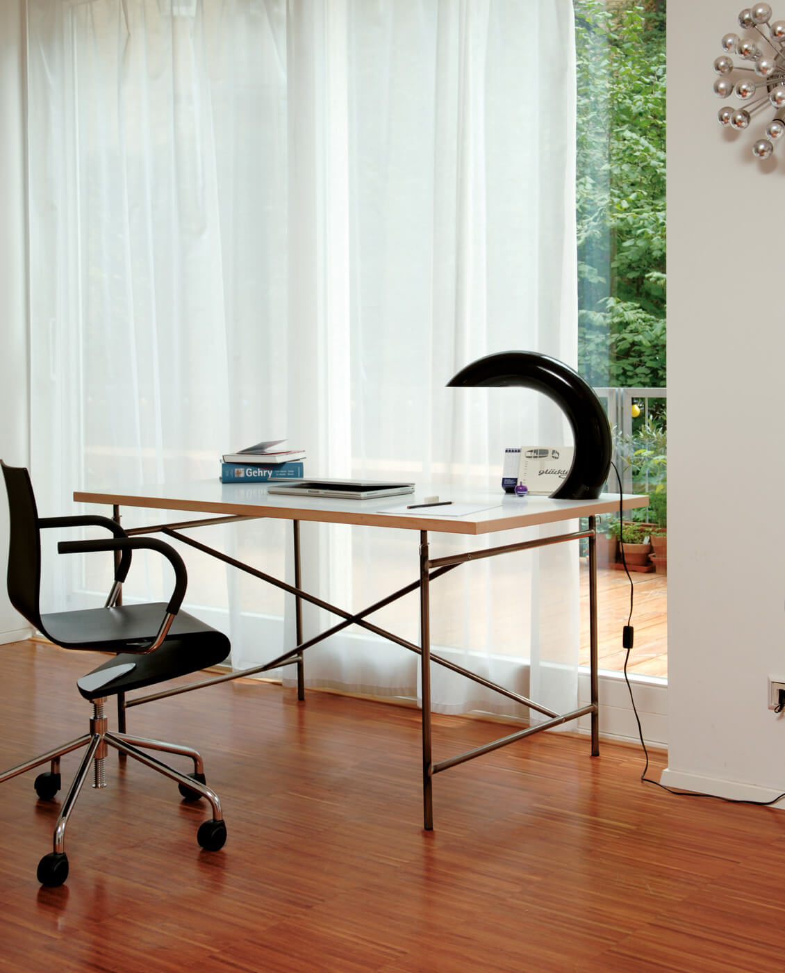 Eiermann Tisch mit silbernem Gestell und Kreuzstreben, ein Designklassiker für Büro und Arbeitszimmer.