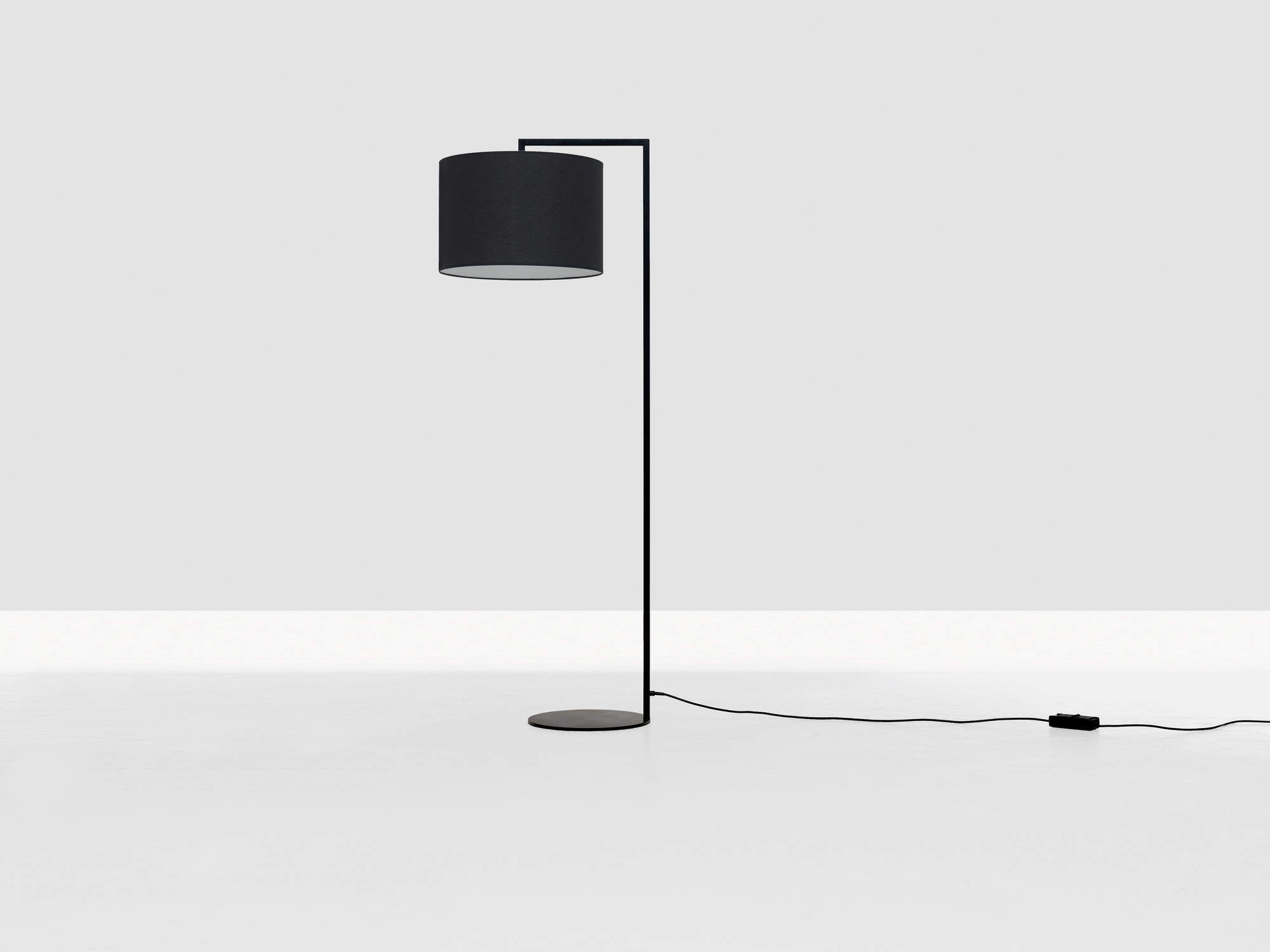 Read Noon Stehleuchte in Schwarz: Moderne Stehlampe mit zylindrischem Lampenschirm für Wohnzimmer und Büro.
