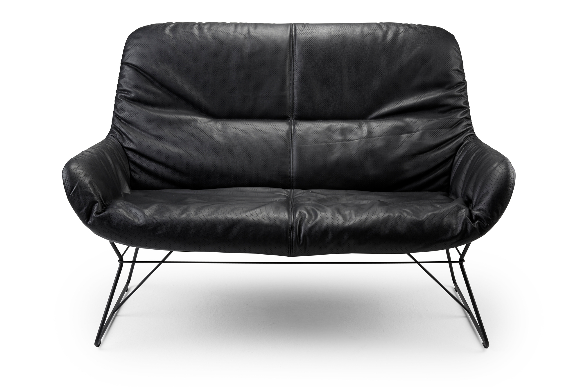 Schwarze Leya Lounge Couch der Freifrau Manufaktur mit Lederbezug und filigranem Metallgestell.