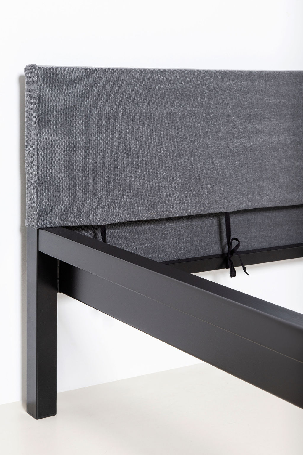 Grauer Kopfteil Bezug für Pure Bett von Hans Hansen, Stahl pulverbeschichtet, Detailansicht.