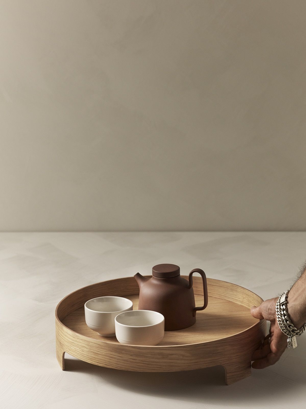 Bridge Tray von Design House Stockholm mit Teekanne und Tassen auf Holztablett.