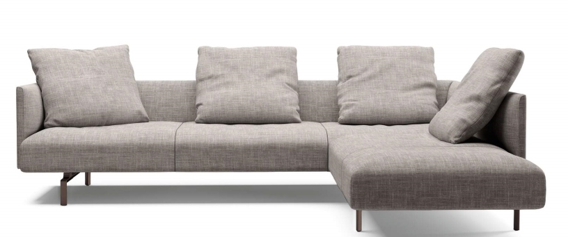 Muud Sofa von Walter Knoll, modernes Ecksofa in Beige mit losen Kissen und Metallfüßen.