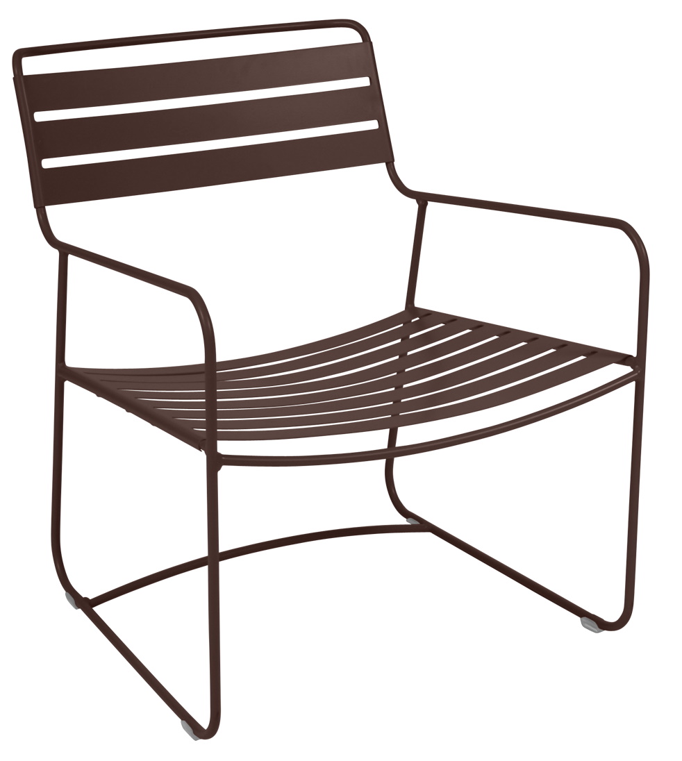 Surprising Sessel von Fermob für den Außenbereich, brauner Metall-Gartensessel mit Armlehnen und Lattenmuster.