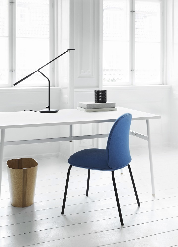Blauer Ace Chair Stuhl von Normann Copenhagen am Schreibtisch in einem hellen Raum.