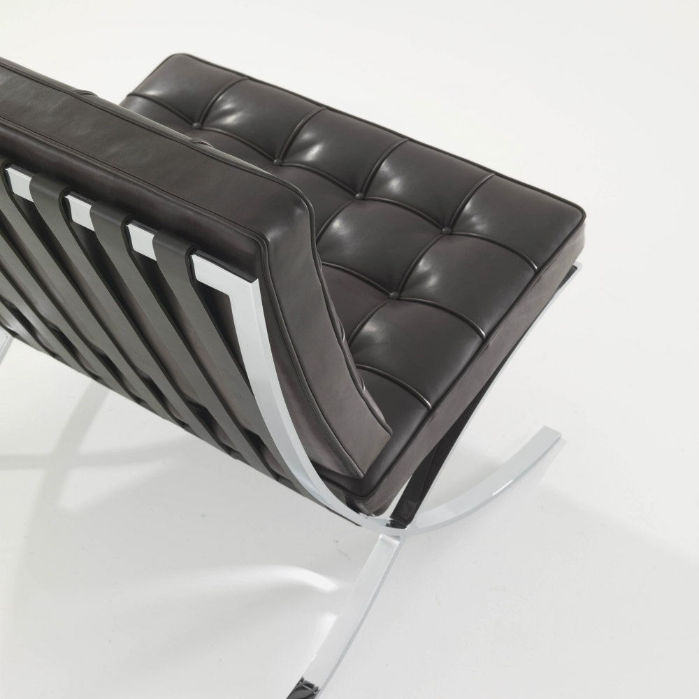 Barcelona Sessel von Knoll International: Detailansicht des schwarzen Leders und verchromten Stahlgestells.