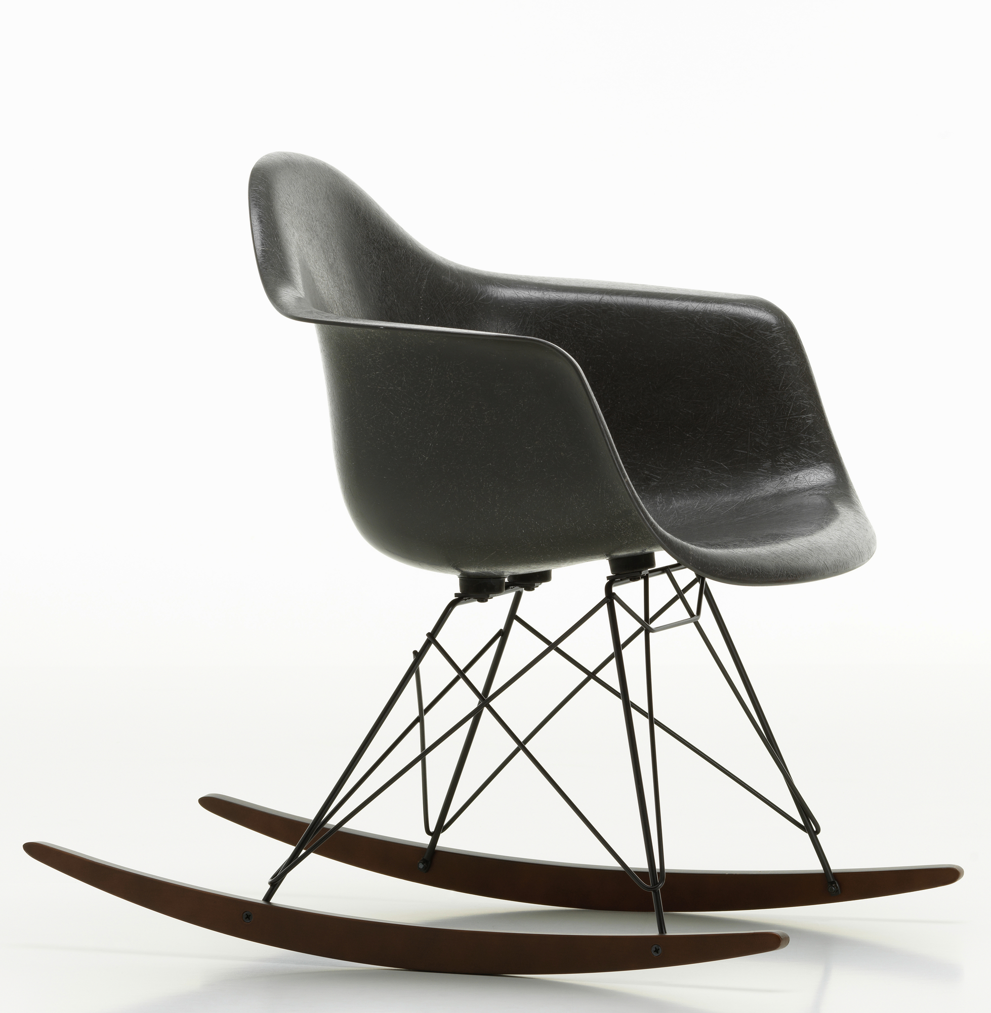 Schwarzer Eames Schaukelstuhl mit Armlehnen, Fiberglass Sitzschale und Holz-Kufen. Designklassiker für Wohnzimmer und Kinderzimmer.